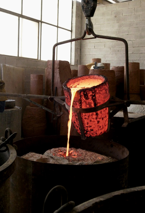 Cast sculpture, pouring molten bronze